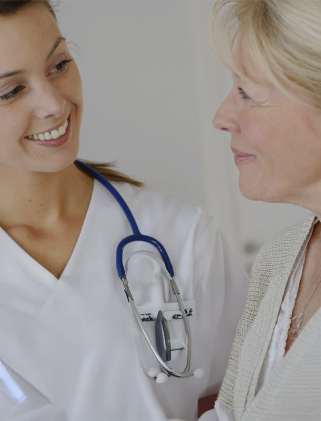 medico donna che parla con una paziente pi&ugrave; anziana
